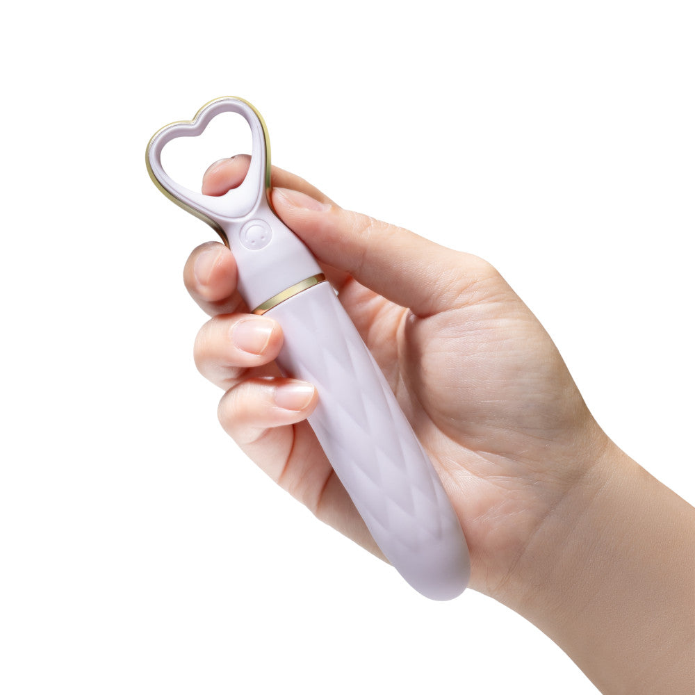 A chic, heart-shaped vibrator with 10 vibration modes, a tapered tip, and a gold-accented handle. Made from soft silicone, it’s splashproof, USB rechargeable, and compact for travel. 
Keywords: Delice vibrator, heart-shaped handle, chic vibrator, Puria silicone, UltraSilk finish, splashproof vibrator, USB rechargeable, travel-friendly vibrator, 10 vibration modes, compact vibrator, body-safe silicone, giftable vibrator